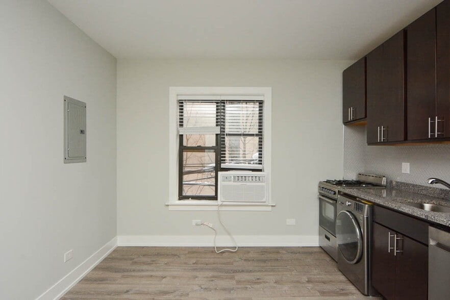 Building Photo - 533 W Belden Ave