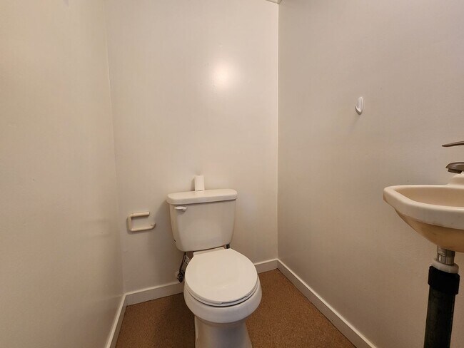 Building Photo - 7251 Maple Ave