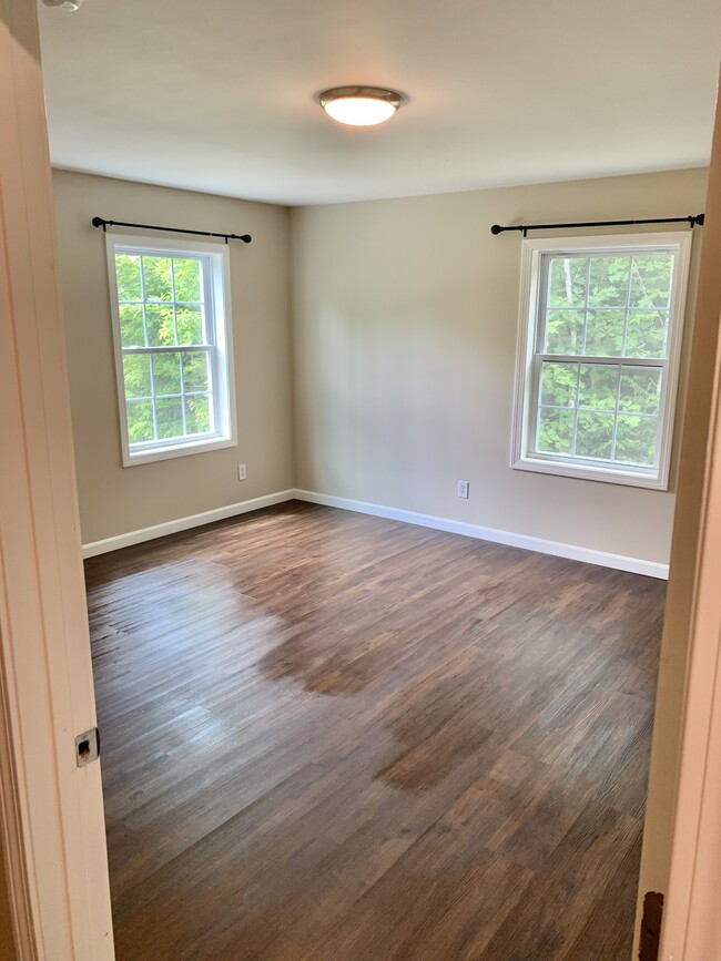 Building Photo - 16 Oak Ridge Ln