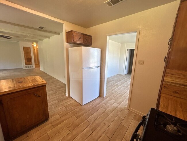 Building Photo - 2401 Mather Dr