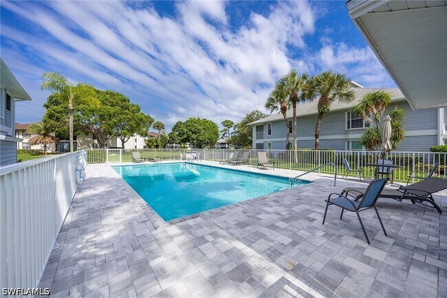 Building Photo - 500 Misty Pines Cir