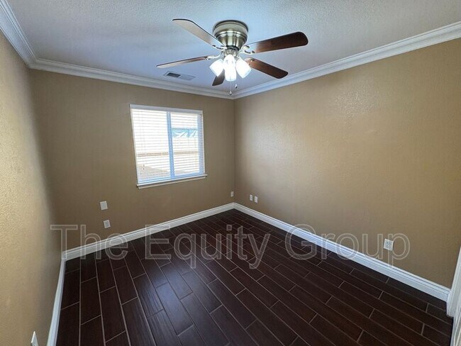 Building Photo - 744 W Buena Vista Ave