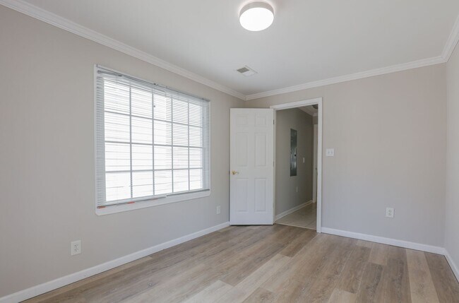Building Photo - 507 Boulevard NE