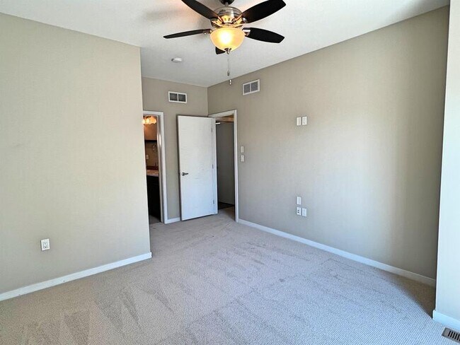 Building Photo - 2411 W Argyle Pl