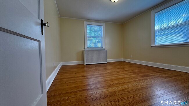 Building Photo - 406 Oakwood Ave