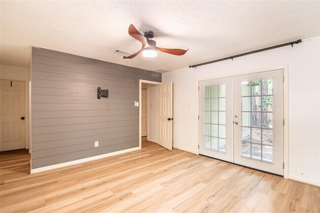 Building Photo - 2717 S Millbend Dr