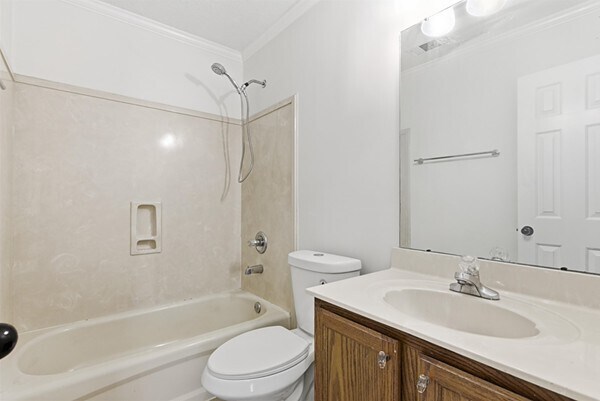 Building Photo - 10023 Woodland Grove Dr
