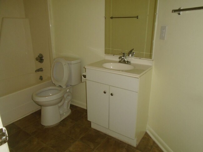 Building Photo - 2 bedroom 2 bath!