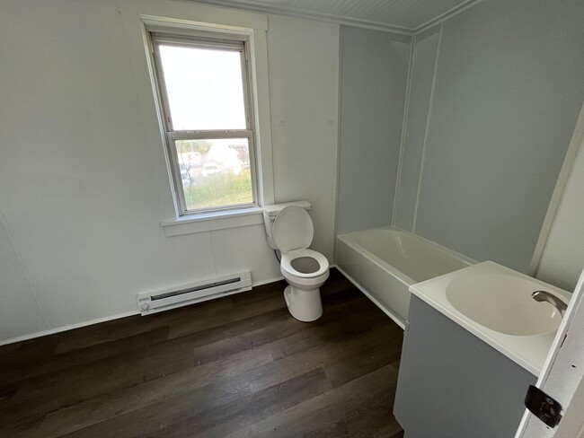 Building Photo - For Rent: Beautifully Renovated 3BR/2BA Si...