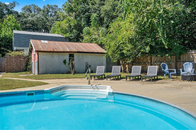 Building Photo - 2 Mead Dr