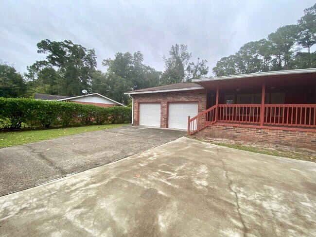 Building Photo - Single-family home on Hilton Head Island with NO HOA!