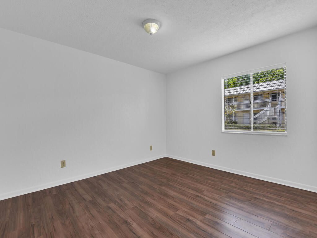 Building Photo - 4617 Bayshore Dr