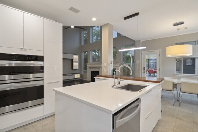Building Photo - Executive Home with Sparkling Pool and Outdoor Entertainment Area