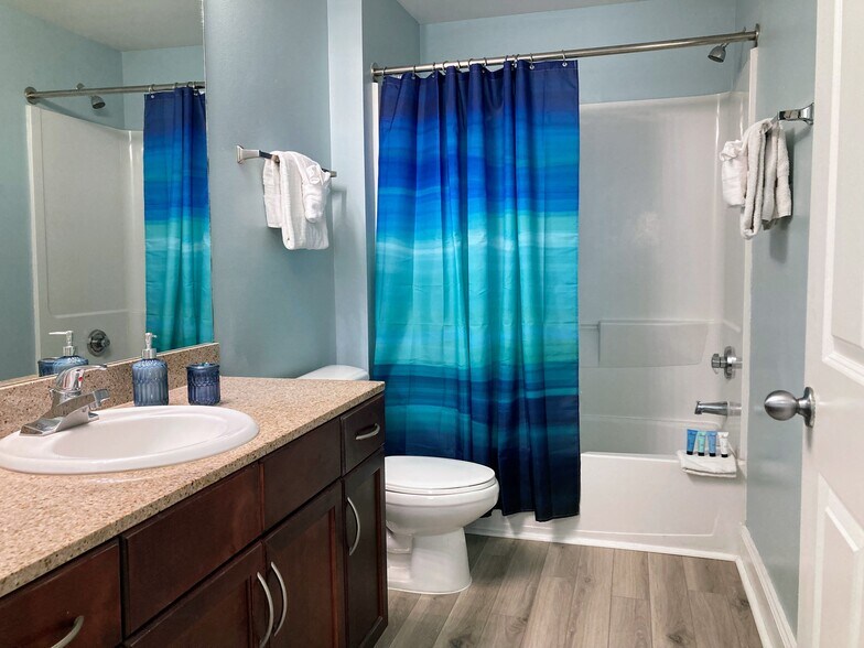 Master Bathroom with Tub/Shower Combo - 9860 S Thomas Dr