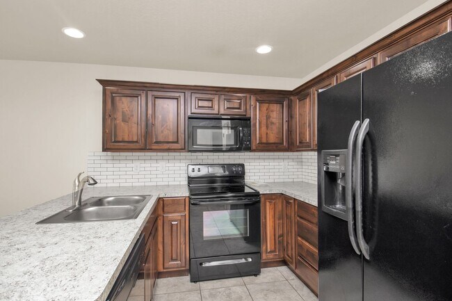 Building Photo - Beautiful 3 Bed, 2.5 Town Home in West Haven, Pet Friendly! Available NOW!