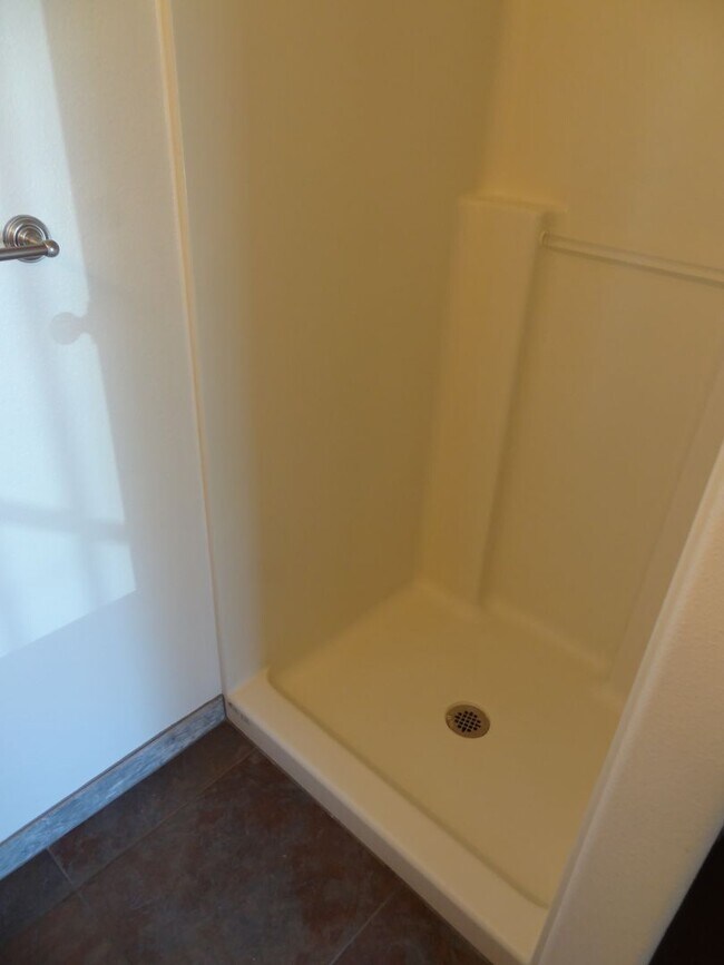 Building Photo - Sulbri04-102/104/106 Rice LN