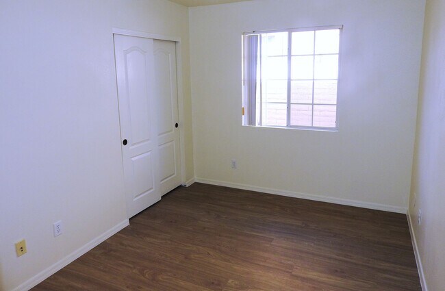 Building Photo - 3+2 Stylish, Move-In Ready Home with New Flooring and Fresh Interior