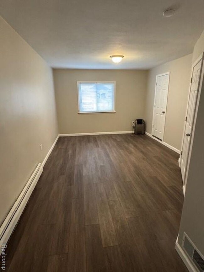 Building Photo - WELCOME TO THIS BEAUTIFULLY UPDATED, LIGHT-FILLED RANCH HOME IN TROY 4 BEDROOMS 2 BATHS SITTING O...