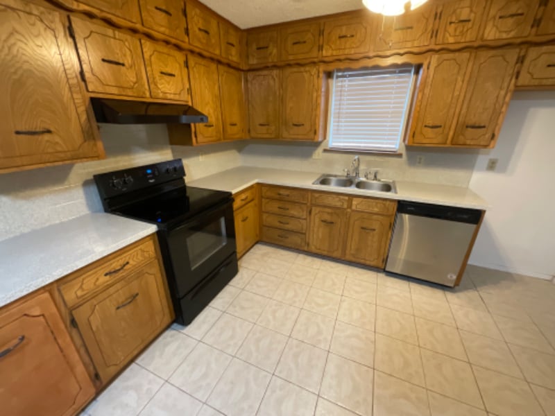 Building Photo - 5202 Wildwood Dr