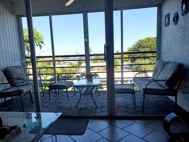 Building Photo - 120 Royal Pk Dr