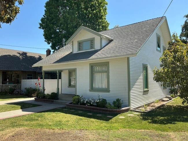 Building Photo - Beautiful 4 Bedroom 2 Bath Home in Old Tow...