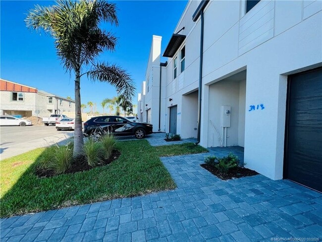 Building Photo - 3913 SE Mentmore Ln