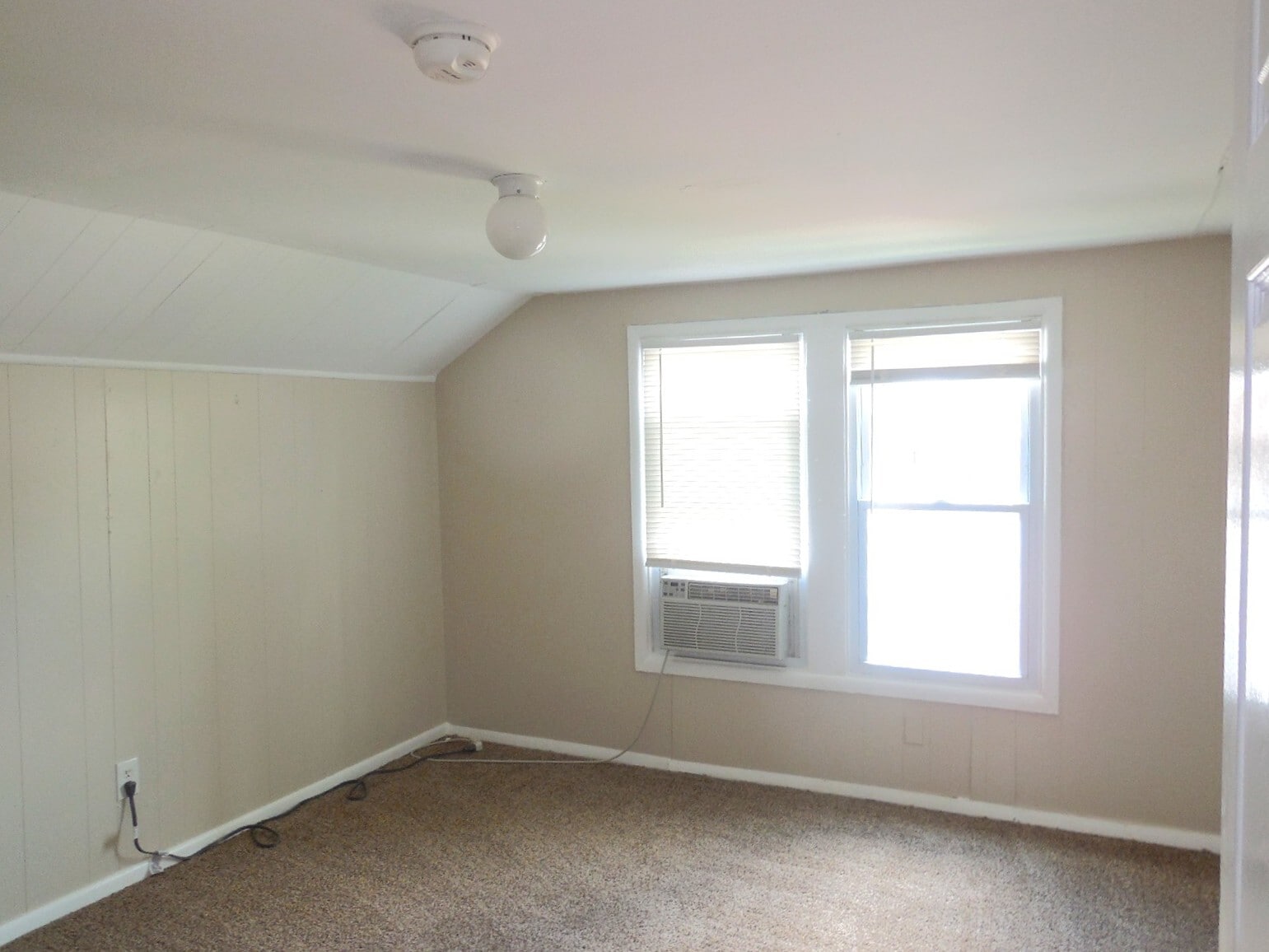 Building Photo - 413 E Schwarz St