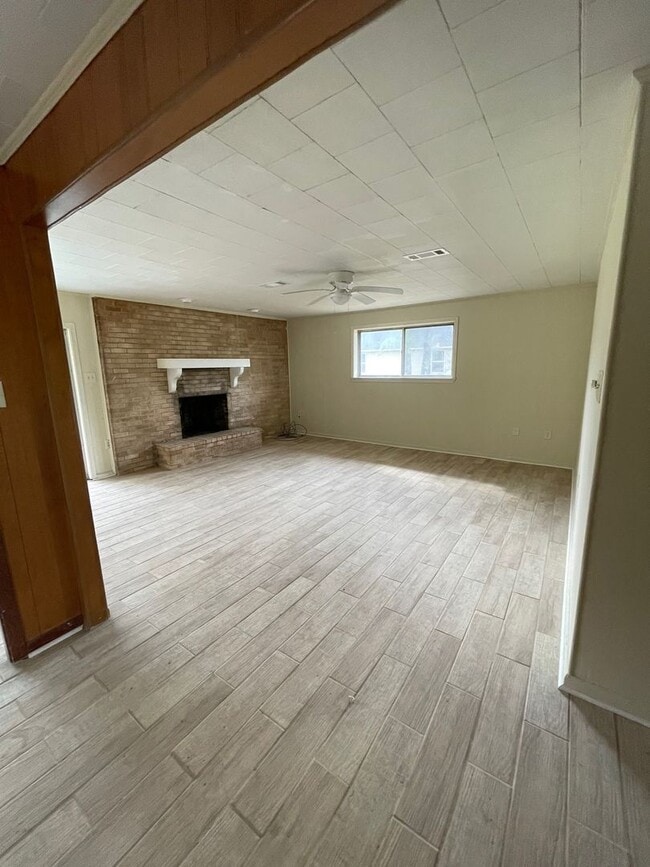 Building Photo - 45305 Rogers Rd