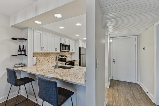 Building Photo - 4 Royal Palm Way