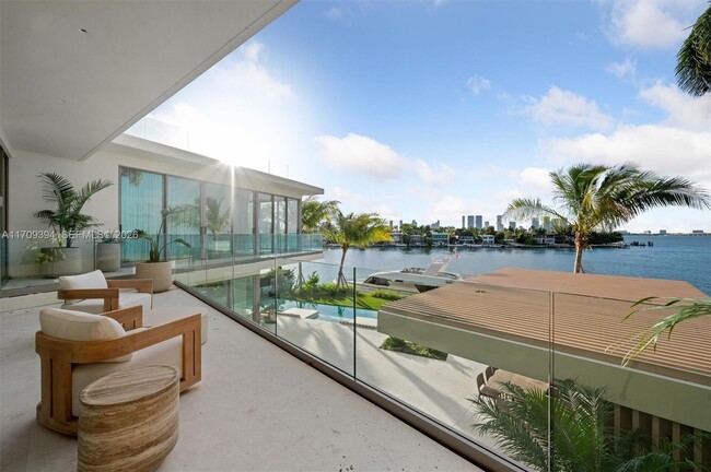 Building Photo - 424 W Rivo Alto Dr