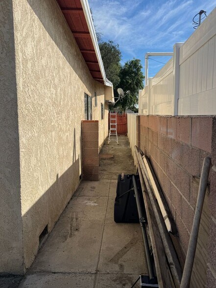 Building Photo - 13607 Charlemagne Ave