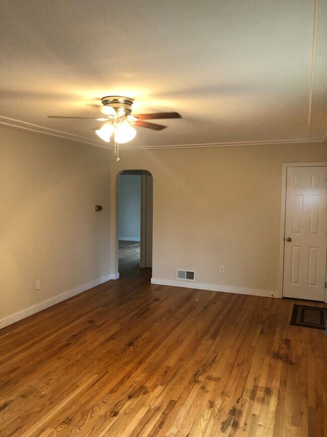 Building Photo - Adorable 3 Bed 1.5 Bath House