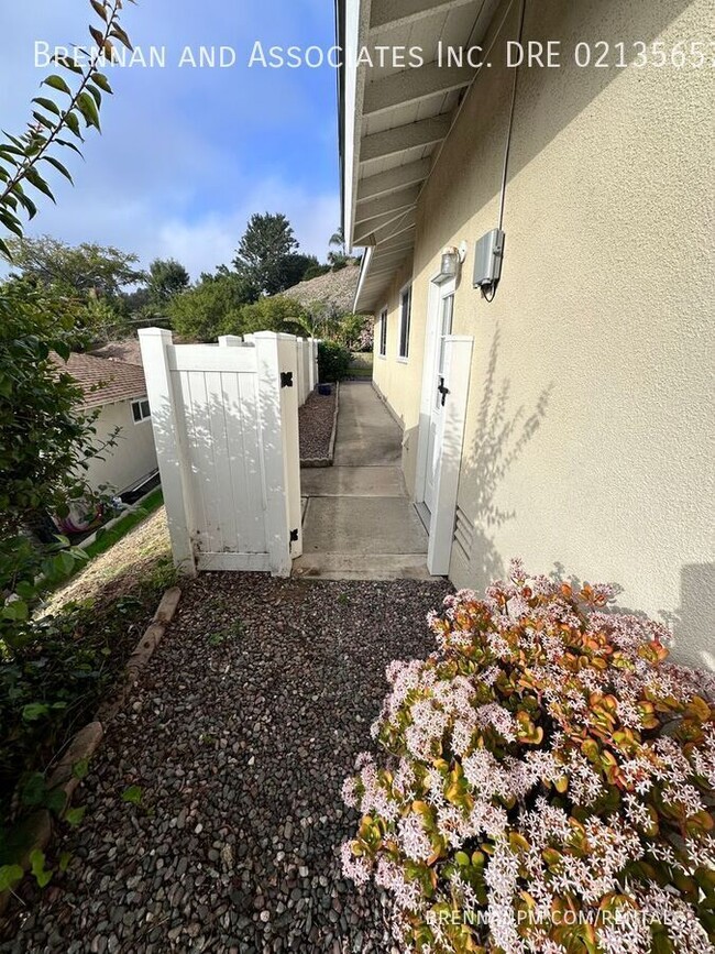 Building Photo - 3 bed 2 bath, Fletcher Hills, View, All Ap...