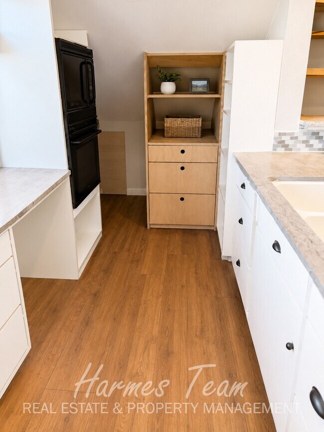 Building Photo - Upper-Level One-of-a-Kind 2 Bedroom 1 Bathroom Apartment