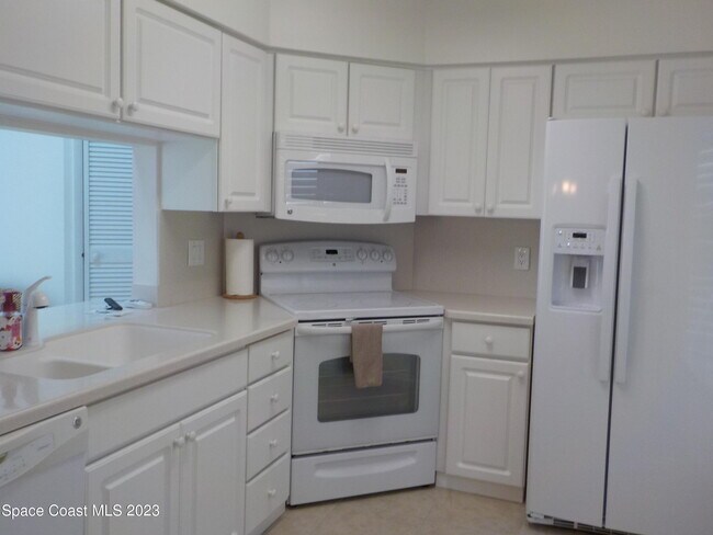 Building Photo - 4740 Lake Waterford Way