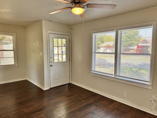 Building Photo - Cute 3 Bed 1 Bath home in Sunnyside Heights