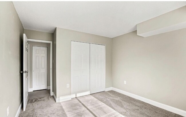 Building Photo - Renovated Herndon Condo