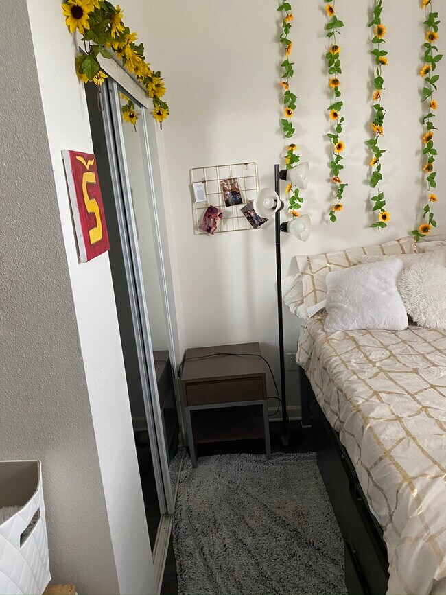 Sliding glass closet - 240 Onley Rd