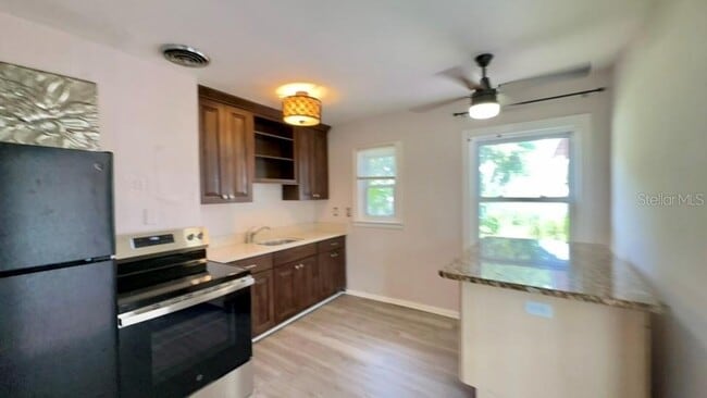 Building Photo - 332 Buena Vista Dr S