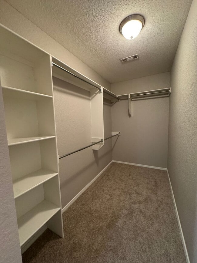 Building Photo - 4 Bed / 2 Bath Ready for move in!