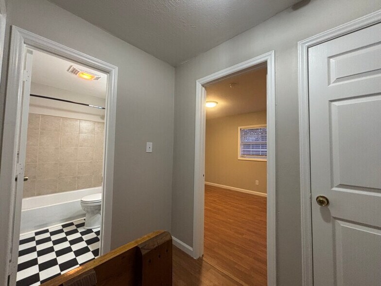 Building Photo - Room in Duplex on Middle St