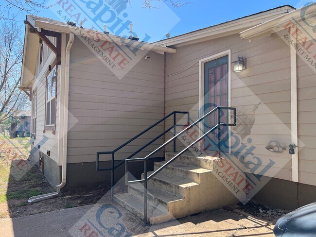 Building Photo - Charming 3 Bedroom