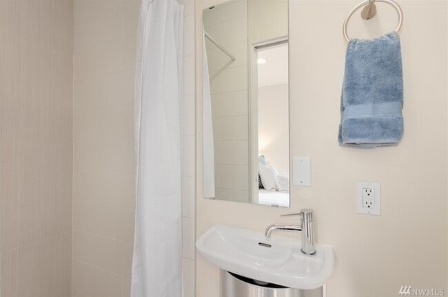 Building Photo - Stunning Townhome in the heart of Columbia City