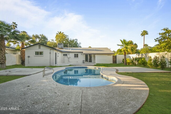 Building Photo - 3547 E Meadowbrook Ave