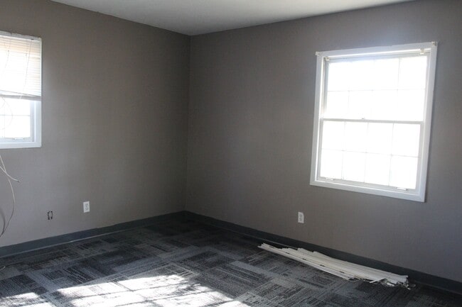 Building Photo - 2105 Evergreen Dr