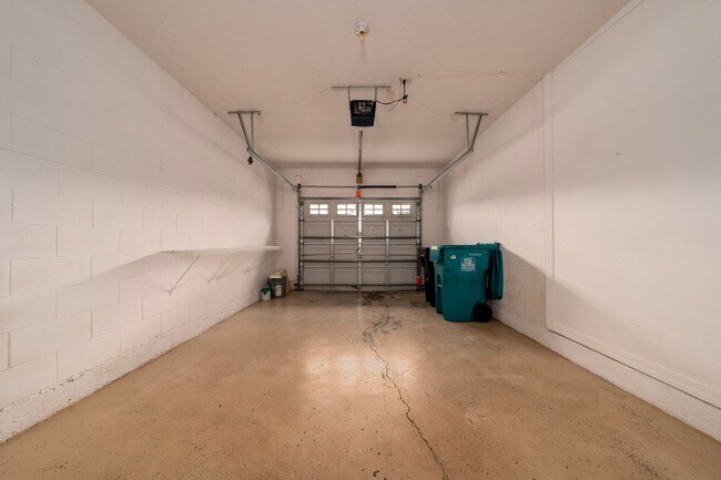 Building Photo - Town House 3 Bedroom and /2.5 Bathrooms. At Lee Vista area gated Community.