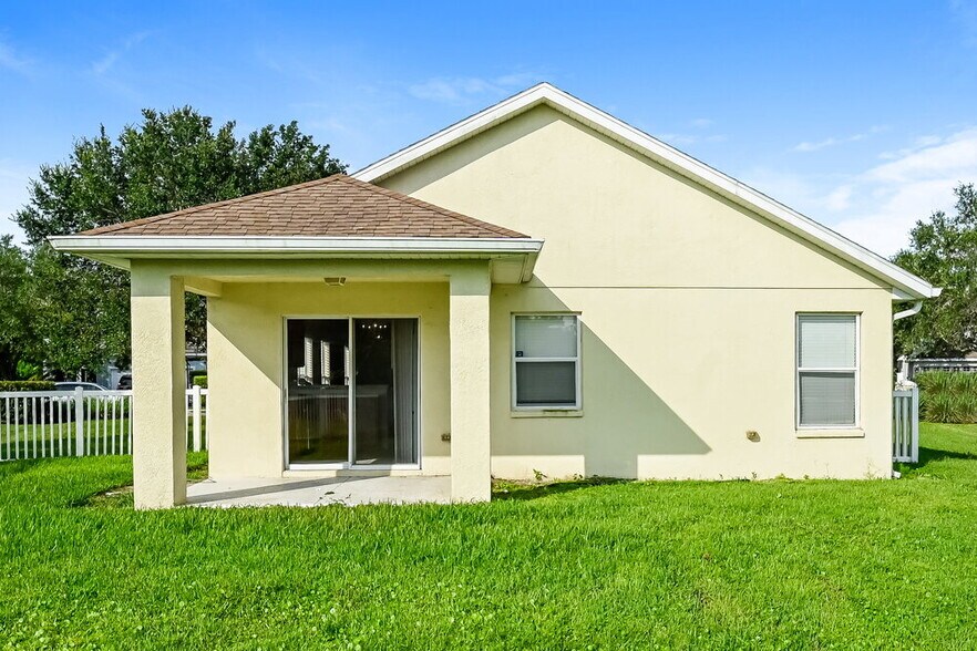 Building Photo - 15215 Searobbin Dr