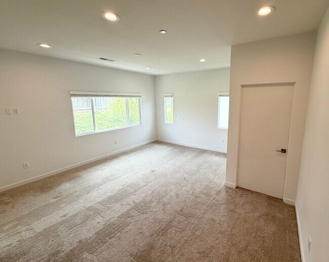 Building Photo - 2201-2217 Bonita Ct