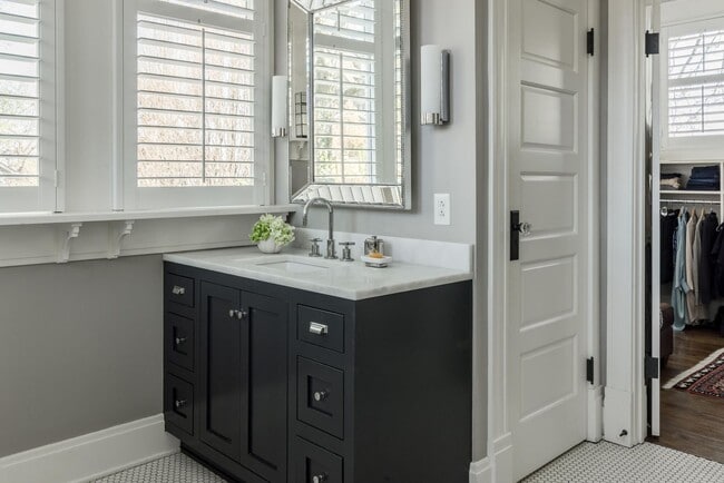 Building Photo - Elegant Fully Furnished 4BR/3.2BA Classic ...