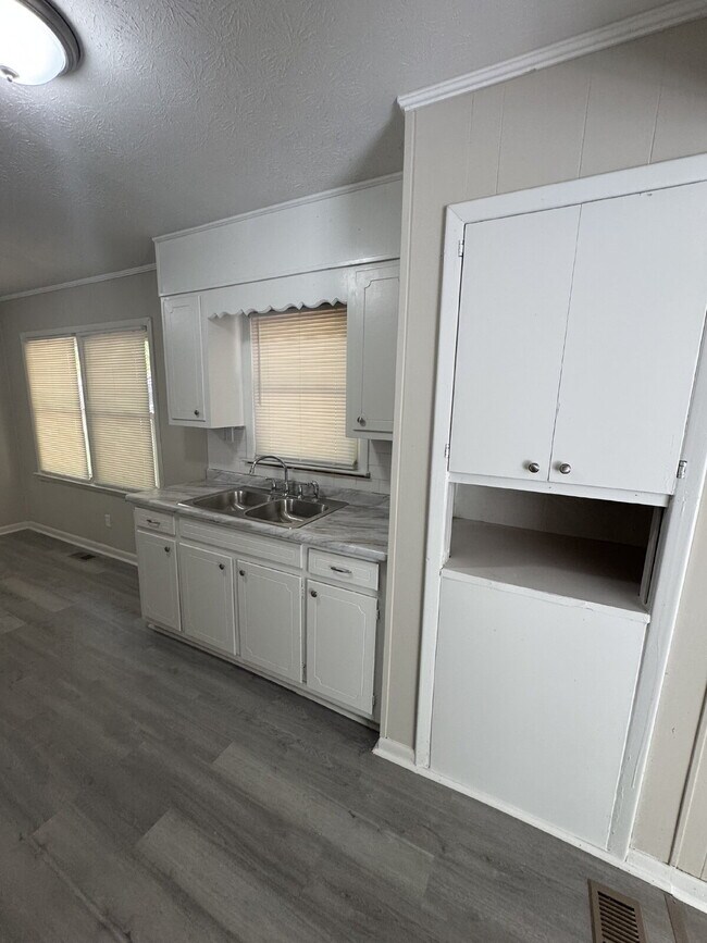 Building Photo - "Charming 3-Bed Oasis with 2 Full Baths on Brookview Drive – Your Perfect Talladega Retreat!"